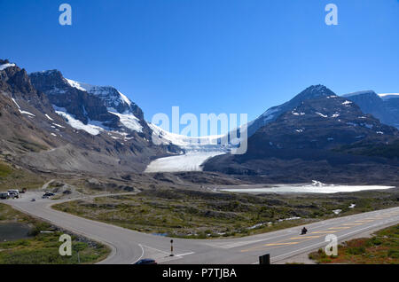 JASPER, AB/KANADA - 26. JULI 2017: Columbia Icefield, vom Discovery Center Parkplatz gesehen, ist die größte Eisfeld in den Rocky Mountains Stockfoto