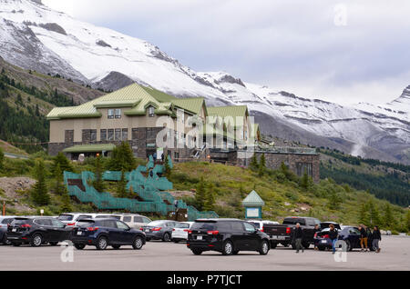 JASPER, AB/KANADA - 26. Juli 2017: Das Columbia Icefield, deren Discovery Center hier gezeigt wird, ist die grösste Eis Feld in die Rocky Mountains. Stockfoto