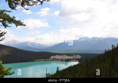 LAKE LOUISE, AB/KANADA - Juli 28, 2017: The Fairmont Chateau Lake Louise, von einem gesehen in den nahe gelegenen Wald übersehen, durch die Eisenbahn konzipiert wurde Stockfoto