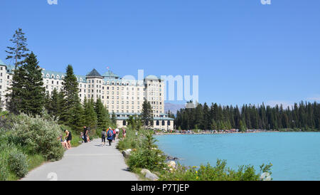 LAKE LOUISE, AB/KANADA - 27. JULI 2017: Touristen Spaziergang am Ende des Weges in der Nähe von Fairmont Chateau Lake Louise Hotel. Stockfoto