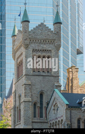 Ein Turm von St. Andrew € ™ s Presbyterianischen Kirche hebt sich von der modernen Architektur von Toronto in Ontario. Stockfoto