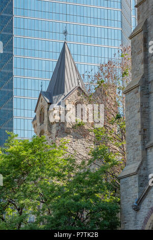 Justaposition der historischen St. Andrew € ™ s Presbyterianischen Kirche gegen die moderne Architektur von Downtown Toronto. Stockfoto