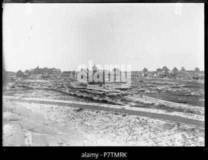 Gezicht op de achterzijde van het 'Vredeskerkje', naar Hotel Nassau Bergen'. Rechts van de Kerk ist Op de achtergrond de stoomtram Zichtbaar. Datum: 1920 1400101 Catalogusnummer: FO. 21 Juli 2015, 14:30 41 Bergen aan Zee (19697147398) Stockfoto