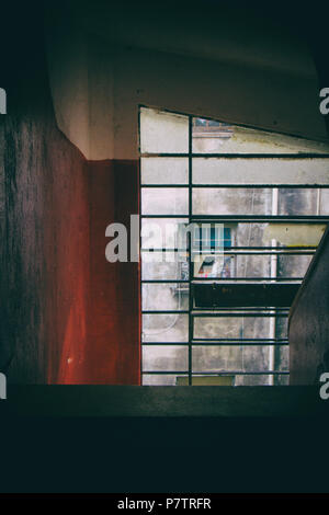 Fenster einer Treppe in einem Wohnhaus. Stockfoto