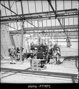 Afghanistan, Pol-i-Khumri (Puli Khumri, Pul-i-kumri) Lehrwerk:; Männer beim Arbeiten ein Einems Gerüst. Von 1939 bis 1940 65 CH-NB-Afghanistan, Pol-i-Khumri (Puli Khumri, Pul-i-kumri) - Menschen - Annemarie Schwarzenbach - SLA-Schwarzenbach-A -5-20-133 Stockfoto