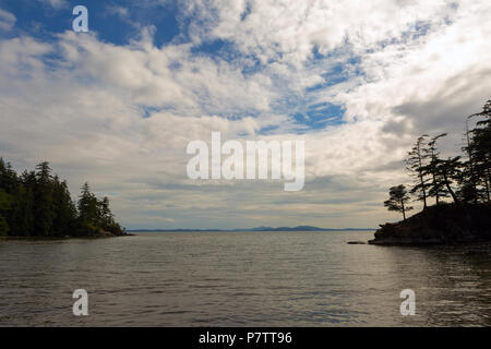 Wildcat Cove an Larrabee State Park in Bellingham im US-Staat Washington entlang Chuckanut Drive an einem bewölkten Tag Stockfoto