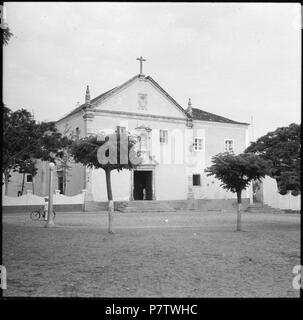 Portugiesisch-Westafrika, Luanda: Kloster; Vorderansicht des Franziskaner Klosters "Convento de Nossa Senhora do Carmo", mit dem Platz davor zahlr Bäume. von Mai 1941 bis März 1942 79 CH-NB-Portugiesisch-Westafrika, Luanda - Kloster-Annemarie Schwarzenbach - SLA-Schwarzenbach-A -5-26-088 Stockfoto