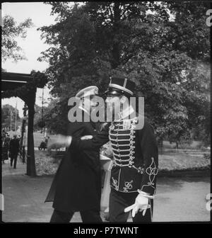 Schweden, Mariefred: Schloss Gripsholm; Männer in Uniformen. Juni 1937 80 CH-NB-Schweden, Mariefred, Schloss Gripsholm - Annemarie Schwarzenbach - SLA-Schwarzenbach-A -5-17-263 Stockfoto