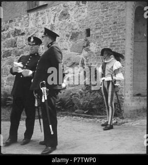 Schweden, Mariefred: Schloss Gripsholm; Männer in Uniformen. Juni 1937 80 CH-NB-Schweden, Mariefred, Schloss Gripsholm - Annemarie Schwarzenbach - SLA-Schwarzenbach-A -5-17-266 Stockfoto