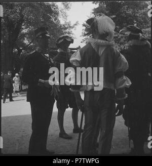 Schweden, Mariefred: Schloss Gripsholm; Männer in Unformen. Juni 1937 80 CH-NB-Schweden, Mariefred, Schloss Gripsholm - Annemarie Schwarzenbach - SLA-Schwarzenbach-A -5-17-265 Stockfoto