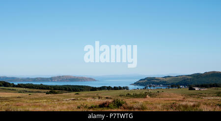 Blick auf Kilchattan Bay und die schottische Westküste Land von einem Wanderweg in der Isle of Bute Stockfoto