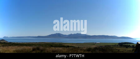 Blick auf die Insel Arran in voller Größe von der Westküste der Insel Bute im Firth of Clyde Stockfoto