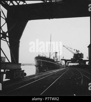 Schweden: Hafen; Schiff neben einer Beladestation. Juni 1937 81 CH-NB-Schweden-Hafen - Annemarie Schwarzenbach - SLA-Schwarzenbach-A -5-17-135 Stockfoto