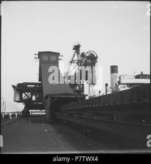 Schweden: Hafen; Schiff neben einer Beladestation. Juni 1937 81 CH-NB-Schweden-Hafen - Annemarie Schwarzenbach - SLA-Schwarzenbach-A -5-17-134 Stockfoto