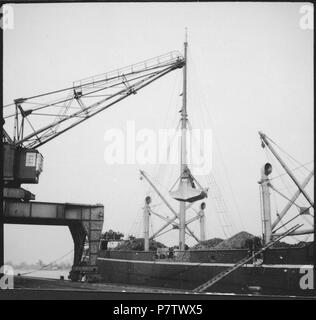 Schweden: Hafen; Schiff neben einer Beladestation. Juni 1937 81 CH-NB-Schweden-Hafen - Annemarie Schwarzenbach - SLA-Schwarzenbach-A -5-17-145 Stockfoto