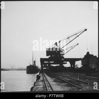 Schweden: Hafen; Schiff neben einer Beladestation. Juni 1937 81 CH-NB-Schweden-Hafen - Annemarie Schwarzenbach - SLA-Schwarzenbach-A -5-17-147 Stockfoto