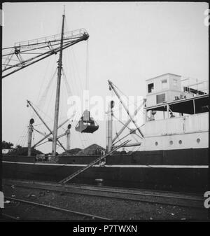 Schweden: Hafen; Schiff neben einer Beladestation. Juni 1937 81 CH-NB-Schweden-Hafen - Annemarie Schwarzenbach - SLA-Schwarzenbach-A -5-17-144 Stockfoto