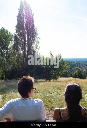 London, England. 7. Juli 2018. Ekta und Dan genießen Sie den Blick über die Egge in der Sonne. Die derzeitige Hitzewelle wird sich fortsetzen. © Tim Ring/Alamy leben Nachrichten Stockfoto