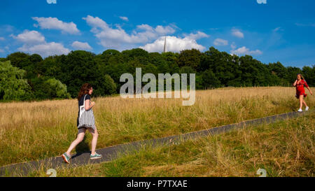 London, England. 7. Juli 2018. Zwei junge Frauen genießen einen Spaziergang auf Harrow-on-the Hill am Nachmittag Sonne. Die derzeitige Hitzewelle wird sich fortsetzen. © Tim Ring/Alamy leben Nachrichten Stockfoto