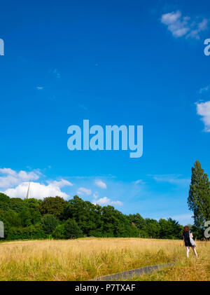 London, England. 7. Juli 2018. Eine junge Frau beim Spaziergang auf Harrow-on-the Hill am Nachmittag Sonne. Die derzeitige Hitzewelle wird sich fortsetzen. © Tim Ring/Alamy leben Nachrichten Stockfoto