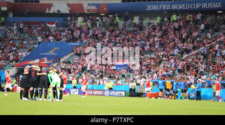 Sochi, Russland. 07 Juli, 2018. Wm-Viertelfinale zwischen Russland und Kroatien am Fisht Stadion. Die kroatischen Spieler bilden einen Kreis. Credit: Christian Charisius/dpa/Alamy leben Nachrichten Stockfoto