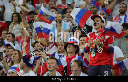 Sochi, Russland. 07 Juli, 2018. Wm-Viertelfinale zwischen Russland und Kroatien am Fisht Stadion. Die russische Fans auf den Tribünen. Credit: Christian Charisius/dpa/Alamy leben Nachrichten Stockfoto