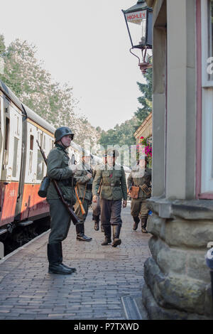 Kidderminster, Großbritannien. 7. Juli 2018. Eine Reise zurück in die Zeit weiterhin an der Severn Valley Railway, wie alle Beteiligten die Uhr zurück in die 1940er Jahre. Besucher und Mitarbeiter ziehen alle Register einer realistischen Kriegszeiten Großbritannien von allen auf diesem Erbe Eisenbahnstrecke erfahren wird, zu gewährleisten. Quelle: Lee Hudson/Alamy leben Nachrichten Stockfoto