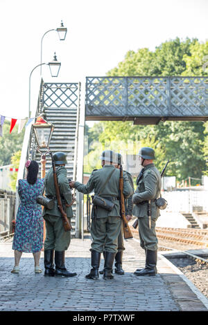 Kidderminster, Großbritannien. 7. Juli 2018. Eine Reise zurück in die Zeit weiterhin an der Severn Valley Railway, wie alle Beteiligten die Uhr zurück in die 1940er Jahre. Besucher und Mitarbeiter ziehen alle Register einer realistischen Kriegszeiten Großbritannien von allen auf diesem Erbe Eisenbahnstrecke erfahren wird, zu gewährleisten. Quelle: Lee Hudson/Alamy leben Nachrichten Stockfoto