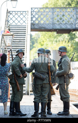 Kidderminster, Großbritannien. 7. Juli 2018. Eine Reise zurück in die Zeit weiterhin an der Severn Valley Railway, wie alle Beteiligten die Uhr zurück in die 1940er Jahre. Besucher und Mitarbeiter ziehen alle Register einer realistischen Kriegszeiten Großbritannien von allen auf diesem Erbe Eisenbahnstrecke erfahren wird, zu gewährleisten. Quelle: Lee Hudson/Alamy leben Nachrichten Stockfoto