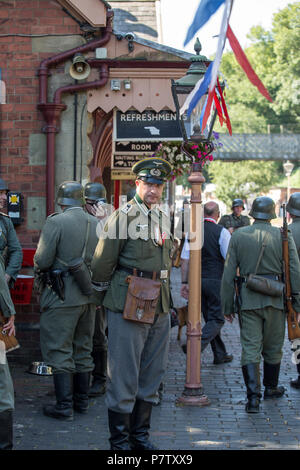 Kidderminster, Großbritannien. 7. Juli 2018. Eine Reise zurück in die Zeit weiterhin an der Severn Valley Railway, wie alle Beteiligten die Uhr zurück in die 1940er Jahre. Besucher und Mitarbeiter ziehen alle Register einer realistischen Kriegszeiten Großbritannien von allen auf diesem Erbe Eisenbahnstrecke erfahren wird, zu gewährleisten. Quelle: Lee Hudson/Alamy leben Nachrichten Stockfoto