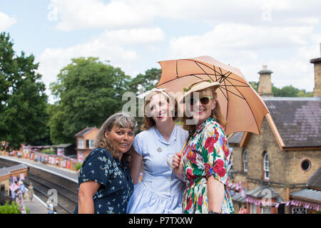 Kidderminster, Großbritannien. 7. Juli 2018. Eine Reise zurück in die Zeit weiterhin an der Severn Valley Railway, wie alle Beteiligten die Uhr zurück in die 1940er Jahre. Besucher und Mitarbeiter ziehen alle Register einer realistischen Kriegszeiten Großbritannien von allen auf diesem Erbe Eisenbahnstrecke erfahren wird, zu gewährleisten. Quelle: Lee Hudson/Alamy leben Nachrichten Stockfoto