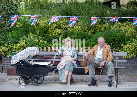 Kidderminster, Großbritannien. 7. Juli 2018. Eine Reise zurück in die Zeit weiterhin an der Severn Valley Railway, wie alle Beteiligten die Uhr zurück in die 1940er Jahre. Besucher und Mitarbeiter ziehen alle Register einer realistischen Kriegszeiten Großbritannien von allen auf diesem Erbe Eisenbahnstrecke erfahren wird, zu gewährleisten. Quelle: Lee Hudson/Alamy leben Nachrichten Stockfoto