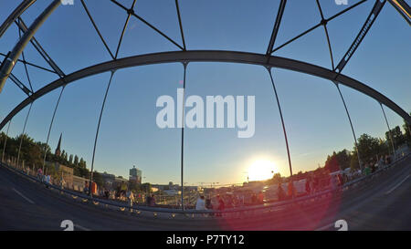 Berlin, Deutschland. 02 Juli, 2018. Die Leute sitzen auf der Modersohn Brücke, den Sonnenuntergang zu beobachten. Credit: Paul Zinken/dpa/Alamy leben Nachrichten Stockfoto