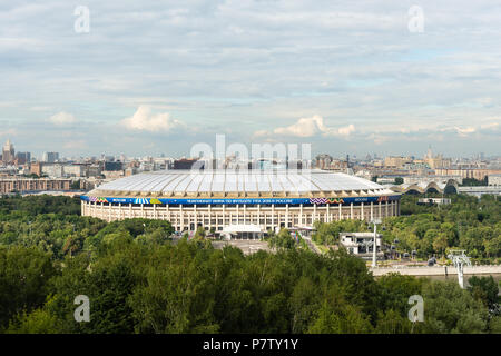 Moskau, Russland - Samstag, Juli 7, 2018: Ventilator Fest Moskau, Vorobyovy Gory in der Nähe von Staatliche Universität Moskau. Ventilatoren passen FIFA Spiele auf großen Bildschirmen hier. Fröhliche Stimmung, wunderschöne Stadtlandschaften. Die Kapazität ist mehr als 30000 Menschen. Fußball-Liebhaber aus vielen Ländern treffen sich hier. Leute beobachten, die England gegen Schweden Spiel und sind immer bereit für Russland vs Kroatien Spiel. Panorama von Moskau von Sparrow Hügeln. Luzhniki Stadion (Mitte) - die WM-Arena. Credit: Alex's Bilder/Alamy leben Nachrichten Stockfoto