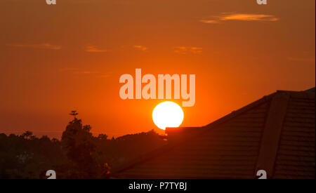 Wimbledon, London, UK. 7. Juli, 2018. Die hitzewelle weiter in SE England mit einer anderen Nacht von hohen Temperaturen und mehr für die nächste Woche, die 5. nachfolgende Woche in London ohne Regen. Credit: Malcolm Park/Alamy Leben Nachrichten. Stockfoto