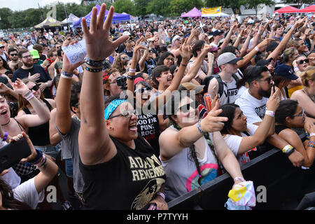 San Antonio, USA. 7. Juli 2018. Konzertbesucher jubeln während der Vans Warped Tour Juni 7, 2018 in San Antonio, Texas. Credit: Robin Jerstad/Alamy leben Nachrichten Stockfoto