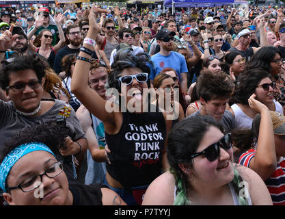 San Antonio, USA. 7. Juli 2018. Fans jubeln während der Vans Warped Tour Juni 7, 2018 in San Antonio, Texas. Credit: Robin Jerstad/Alamy leben Nachrichten Stockfoto