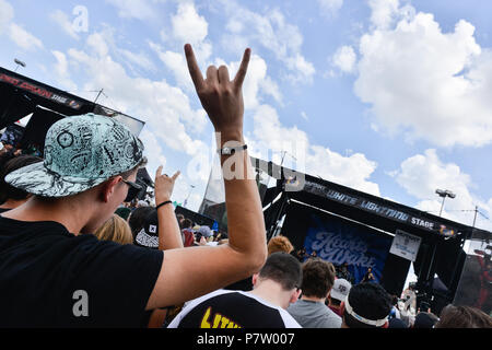 San Antonio, USA. 7. Juli 2018. Fans cheers Bands während der Vans Warped Tour Juni 7, 2018 in San Antonio, Texas. Credit: Robin Jerstad/Alamy leben Nachrichten Stockfoto