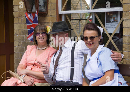 Kidderminster, Großbritannien. Juli 2018. Eine Reise zurück in die Zeit geht bei der Severn Valley Railway weiter, während wir die Uhr zurück in die vierziger Jahre drehen. Besucher und Mitarbeiter ziehen alle Haltestellen aus, um sicherzustellen, dass ein realistischer WW2-Krieg Großbritannien von allen auf dieser historischen Eisenbahnlinie erlebt wird. Zivilisten und medizinisches Personal genießen den Gemeinschaftsgeist, da sich die Menschen an all diejenigen erinnern, die während der Krise der vierziger Jahre ihre Rolle gespielt haben. Credit: Lee Hudson/Alamy Live News Stockfoto