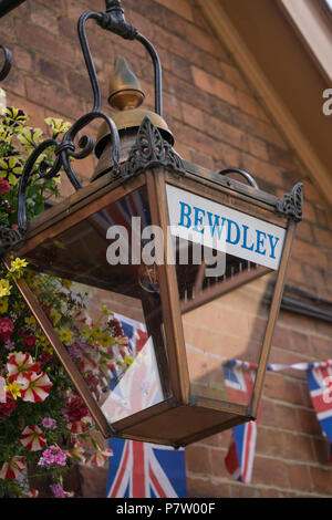 Kidderminster, Großbritannien. 7. Juli 2018. Eine Reise zurück in die Zeit weiterhin an der Severn Valley Railway, wie alle Beteiligten die Uhr zurück in die 1940er Jahre. Besucher und Mitarbeiter ziehen alle Register einer realistischen Kriegszeiten Großbritannien von allen auf diesem Erbe Eisenbahnstrecke erfahren wird, zu gewährleisten. Quelle: Lee Hudson/Alamy leben Nachrichten Stockfoto