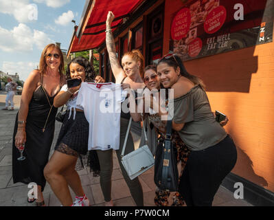 Southampton, Großbritannien. 7. Juli 2018. Die Menschen in den Straßen von Southampton, England feiert nach England WM Viertelfinale Sieg über Schweden im Fußball. Credit: James Margolis/Alamy leben Nachrichten Stockfoto