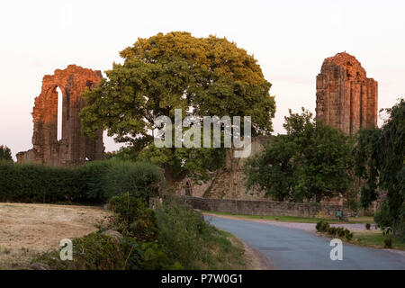 Hollington, Staffordshire, Großbritannien. 7. Juli 2018. Die Sonne über dem 12. Jahrhundert in der Nähe der Abtei von Croxden Hollington, Staffordshire Ruine, am Abend des 7. Juli 2018 nach einem heißen Sommer. Credit: Richard Holmes/Alamy leben Nachrichten Stockfoto