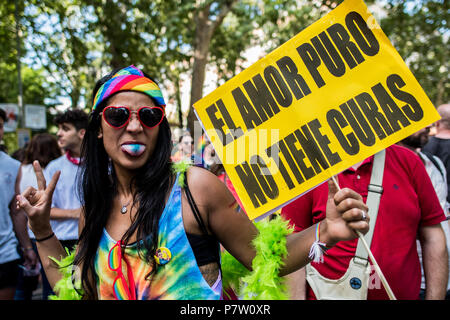 Madrid, Spanien. 7. Juli 2018. Ein Nachtschwärmer während der Gay Pride Parade in Madrid, Spanien 2018 posieren. Credit: Marcos del Mazo/Alamy leben Nachrichten Stockfoto