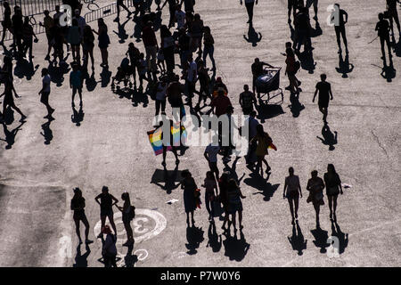 Madrid, Spanien. 7. Juli 2018. Nachtschwärmer beteiligen Sie sich an der Gay Pride Parade in Madrid, Spanien 2018. Credit: Marcos del Mazo/Alamy leben Nachrichten Stockfoto