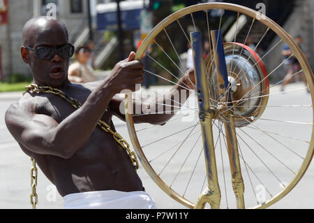 Montreal, Kanada. 7/7/2018. Ein Mann nimmt an der Carifiesta Parade in der Innenstadt von Montreal. Credit: Richard prudhomme/Alamy leben Nachrichten Stockfoto