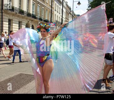 London, Großbritannien. 7. Juli 2018. Eine Frau in einem Badeanzug und ein Regenbogen farbige schiere Cape im Pride Parade in London 2018, mehr als 1 Millionen Teilnehmer der März heute LGBT + zu feiern. Credit: Dimple Patel/Alamy leben Nachrichten Stockfoto