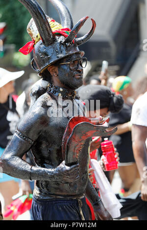 Montreal, Kanada. 7/7/2018. Eine gefettete Mann beteiligt sich an der Carifiesta Parade in der Innenstadt von Montreal. Credit: Richard prudhomme/Alamy leben Nachrichten Stockfoto