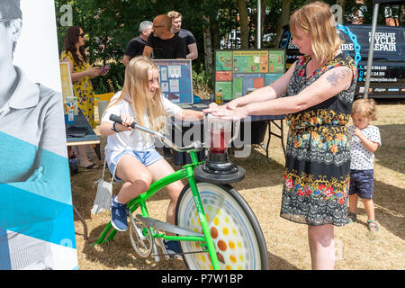 Cheshire, Großbritannien. 7. Juli 2018. Ihre elfte fete Veranstaltungen auf dem Feld, wo Hunderte von Menschen trotzten der Hitzewelle und vergnügten sich Credit: John Hopkins/Alamy Leben Nachrichten gehalten Stockfoto