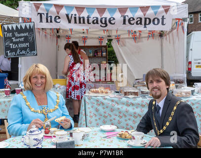 Cheshire, Großbritannien. 7. Juli 2018. Ihre elfte fete Veranstaltungen auf dem Feld, wo Hunderte von Menschen trotzten der Hitzewelle und vergnügten sich Credit: John Hopkins/Alamy Leben Nachrichten gehalten Stockfoto