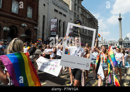 London, Großbritannien. 7. Juli 2018. Nachtschwärmer werden, nehmen an der Pride Parade in London. Das jährliche Festival zieht Hunderte von Tausenden von Menschen auf den Straßen der britischen Hauptstadt der LGBT + Gemeinschaft zu feiern. Credit: Wiktor Szymanowicz/Alamy leben Nachrichten Stockfoto